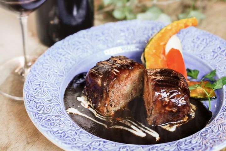 「デミグラスソースのロールキャベツ」パンまたはライス付き 1500円（ランチ価格）