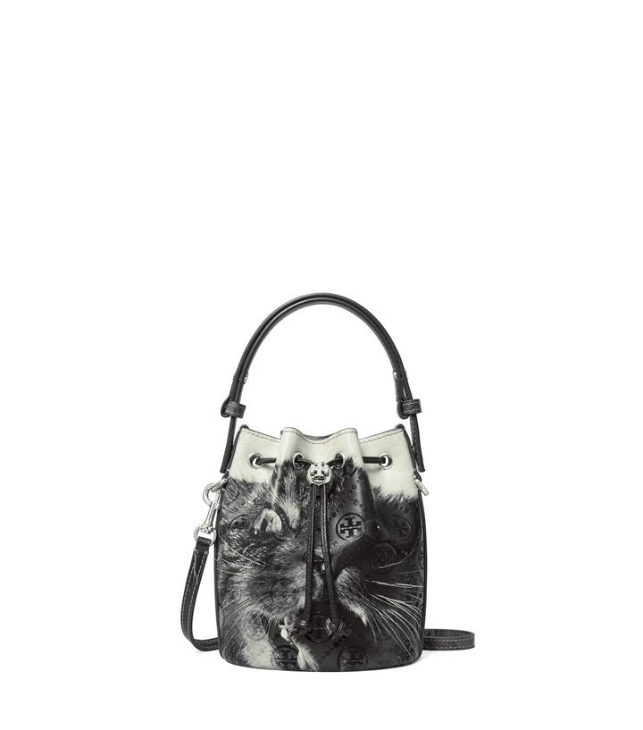 画像: 【Tory Burch】「T モノグラム キャットプリント ミニバケットバッグ」（H18cm×W14cm× D8.2cm） ￥92,400（税込）