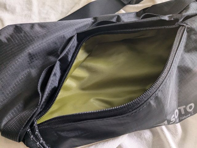 ボディバッグ前面ポケット