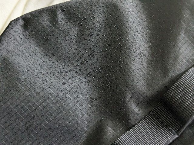 撥水加工のボディバッグ