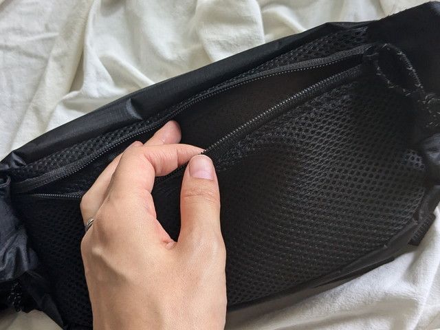 ボディバッグ背面のポケット