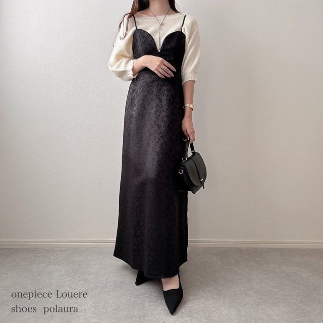 しまむらのホワイトの「起毛ボートネックプルオーバー」×キャミソールワンピース