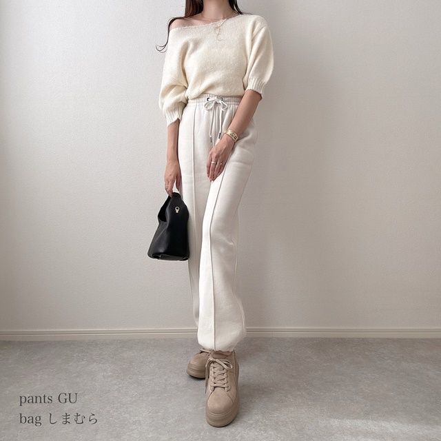 しまむらのホワイトの「起毛ボートネックプルオーバー」×スウェットプルオンパンツ