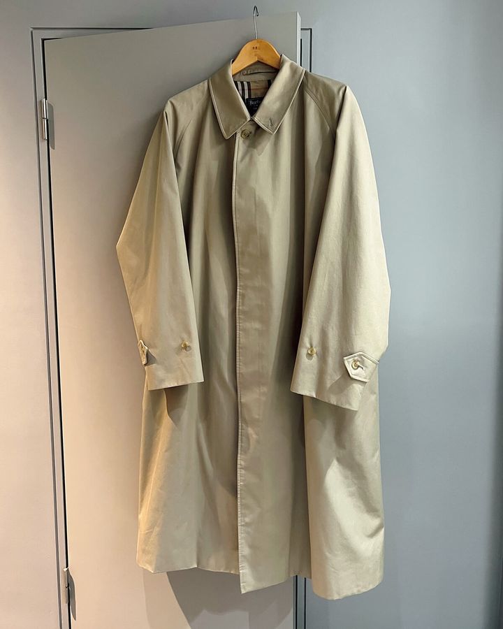 〈バーバリー〉のバルマカンコート