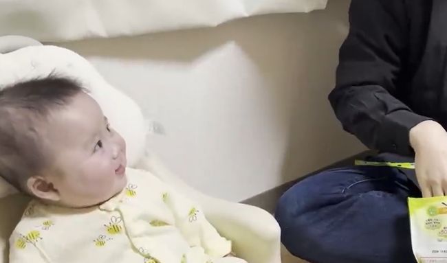 愛犬のおやつタイムに同席したベビー。まさかのできごとが起こって！？！！！