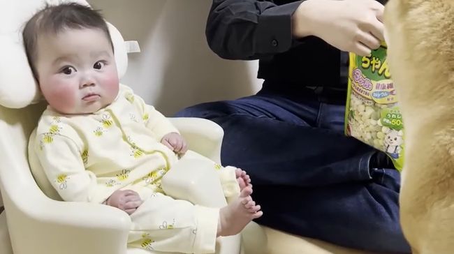 愛犬のおやつタイムに同席したベビー。まさかのできごとが起こって！？！！！