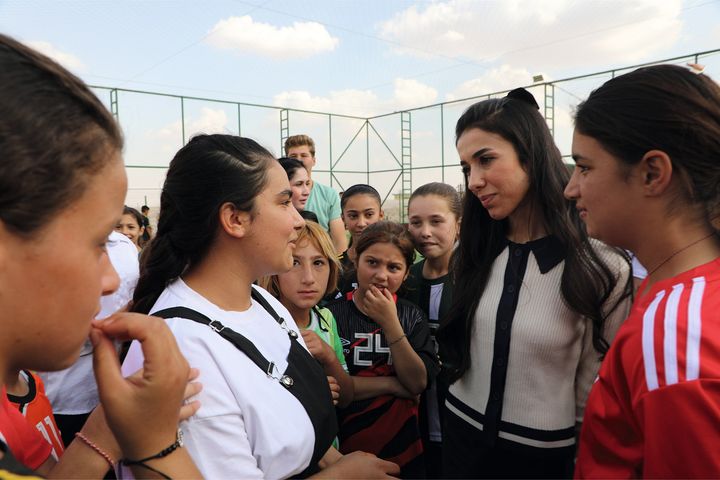 シンジャールのスポーツ施設で、サバイバーの若い女性たちとともに。この施設はナディアズ・イニシアティブ・ウィメンズ・センターによって建設された。