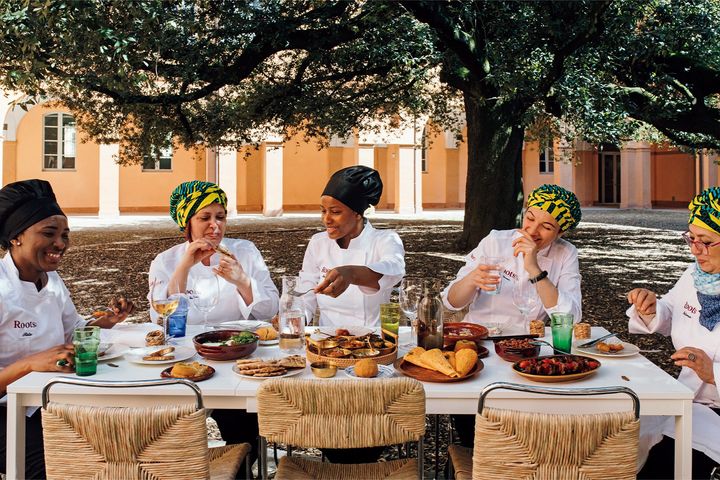 ディナー営業の前に全員で食べるまかないは、皆が「ファミリータイム」と呼ぶ大切な時間だ。Photo_ Courtesy of Roots