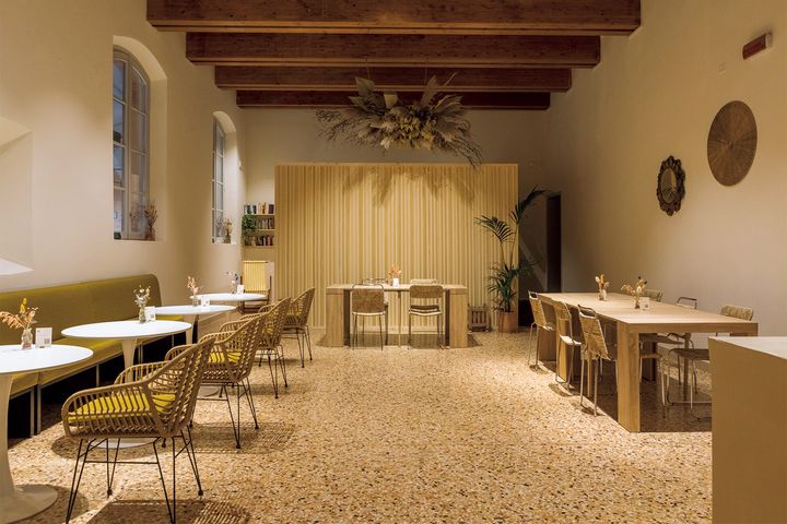 ルーツの店内。Photo_ Courtesy of Roots