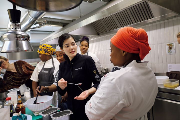 昨年4月には、2022年の「アジアのベストレストラン50」で最優秀女性シェフ賞に輝いた「été」の庄司夏子がボランティアで指導に訪れた。Photo_ Kyoko Nakayama