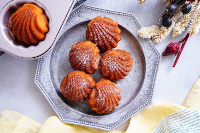 米粉を使ったマドレーヌ お皿に盛り付け 粉砂糖かかっている