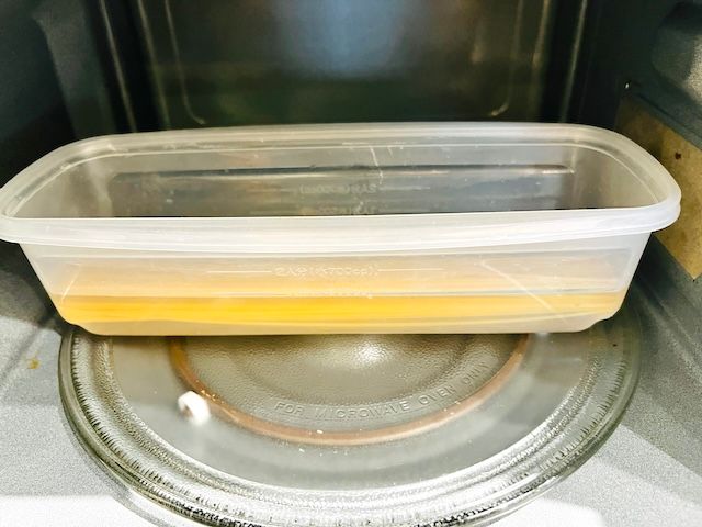 パスタと水を容器に入れる