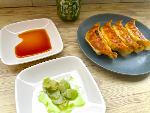 餃子と並べた青いにんにく辣油
