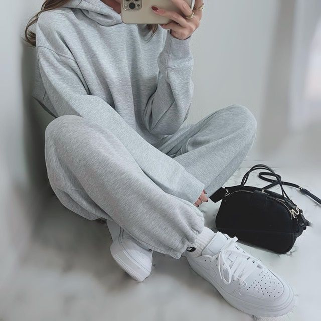 UNIQLO：Cのグレーの「スウェットオーバーサイズプルパーカ」×スウェットワイドパンツ