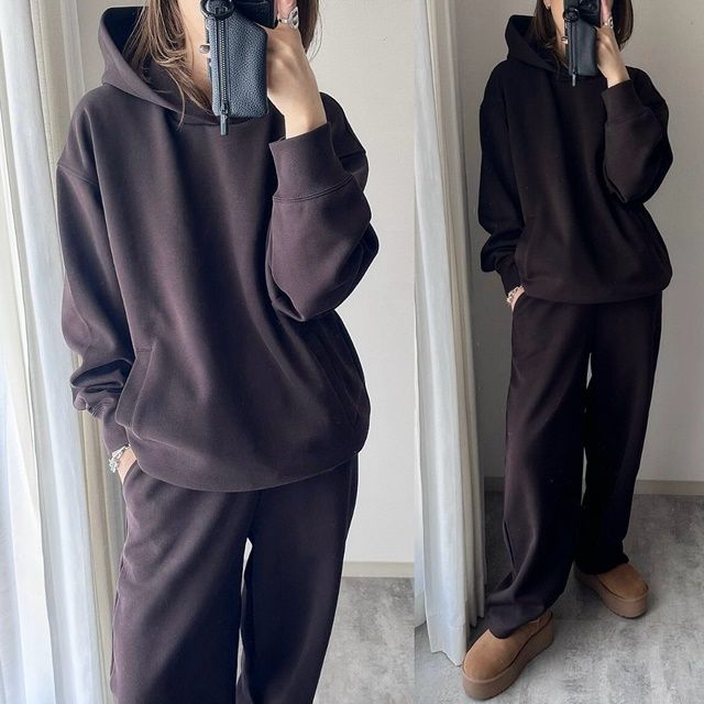 UNIQLO：Cのダークブラウンの「スウェットオーバーサイズプルパーカ」×スウェットワイドパンツ