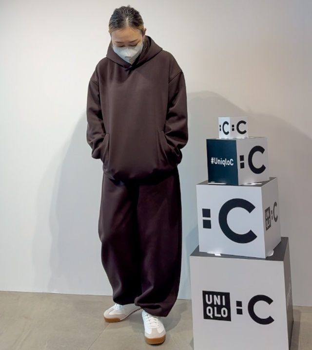 UNIQLO：Cのダークブラウンの「スウェットオーバーサイズプルパーカ」×スウェットワイドパンツ