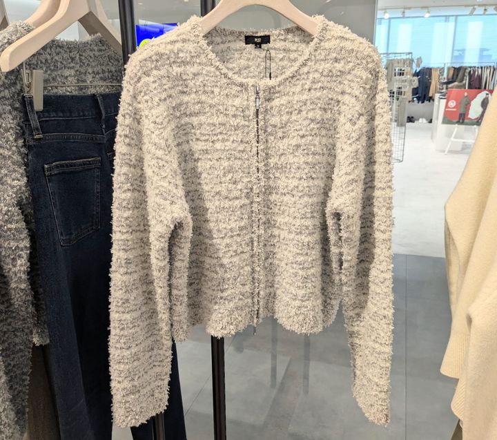 「プラステ」ジップアップカーデ