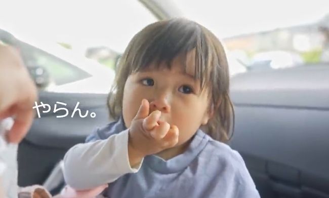 ママ・パパ・ばあばが同時に手を出し「おかしちょーだい！」1歳ベビーはさぁどうする？！！