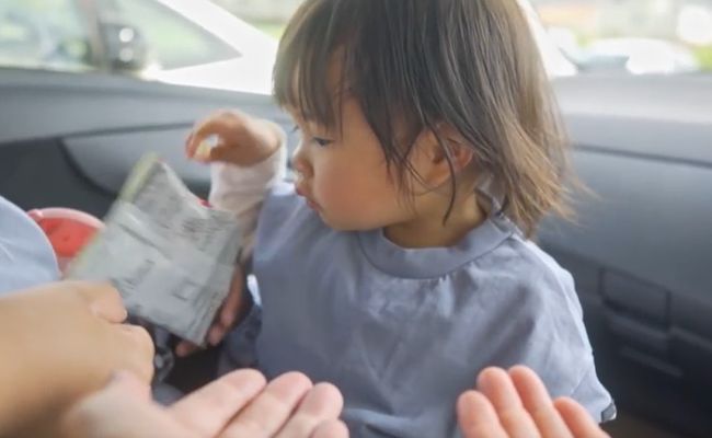 ママ・パパ・ばあばが同時に手を出し「おかしちょーだい！」1歳ベビーはさぁどうする？！！