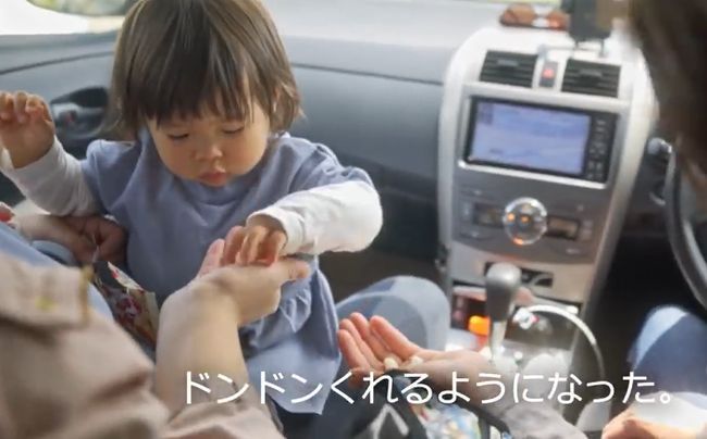 ママ・パパ・ばあばが同時に手を出し「おかしちょーだい！」1歳ベビーはさぁどうする？！！