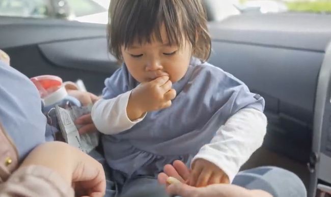 ママ・パパ・ばあばが同時に手を出し「おかしちょーだい！」1歳ベビーはさぁどうする？！！