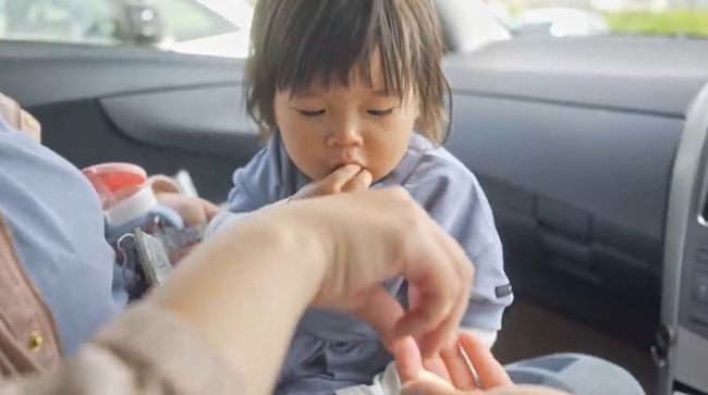 ママ・パパ・ばあばが同時に手を出し「おかしちょーだい！」1歳ベビーはさぁどうする？！！