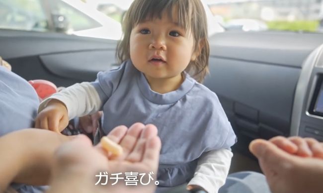 ママ・パパ・ばあばが同時に手を出し「おかしちょーだい！」1歳ベビーはさぁどうする？！！