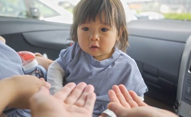 ママ・パパ・ばあばが同時に手を出し「おかしちょーだい！」1歳ベビーはさぁどうする？！！