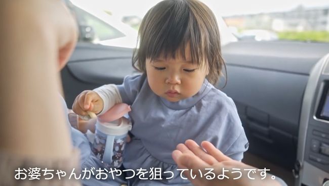 ママ・パパ・ばあばが同時に手を出し「おかしちょーだい！」1歳ベビーはさぁどうする？！！