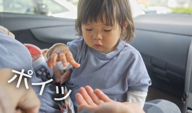 ママ・パパ・ばあばが同時に手を出し「おかしちょーだい！」1歳ベビーはさぁどうする？！！