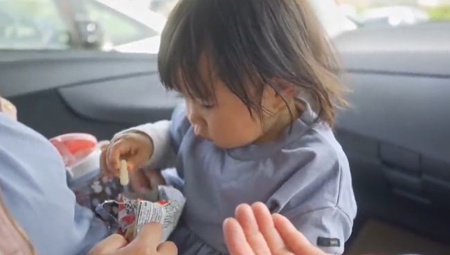 ママ・パパ・ばあばが同時に手を出し「おかしちょーだい！」1歳ベビーはさぁどうする？！！