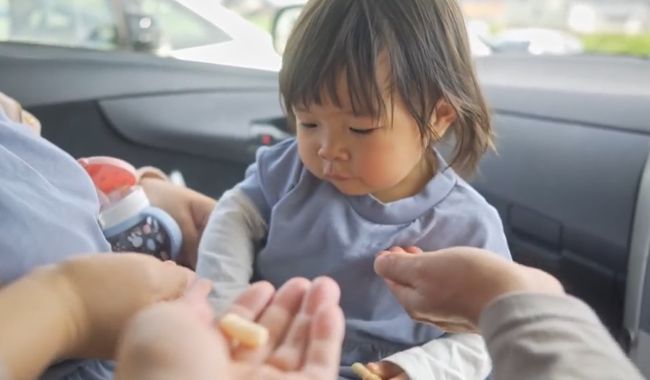 ママ・パパ・ばあばが同時に手を出し「おかしちょーだい！」1歳ベビーはさぁどうする？！！