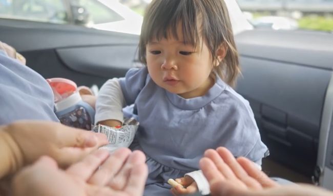 ママ・パパ・ばあばが同時に手を出し「おかしちょーだい！」1歳ベビーはさぁどうする？！！
