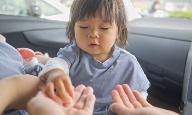 ママ・パパ・ばあばが同時に手を出し「おかしちょーだい！」1歳ベビーはさぁどうする？！！