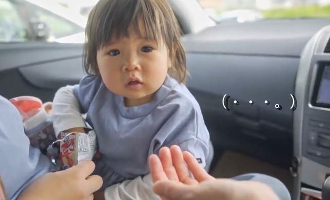 ママ・パパ・ばあばが同時に手を出し「おかしちょーだい！」1歳ベビーはさぁどうする？！！