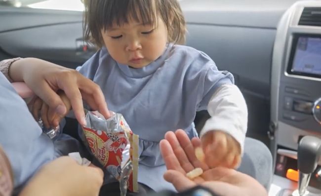 ママ・パパ・ばあばが同時に手を出し「おかしちょーだい！」1歳ベビーはさぁどうする？！！