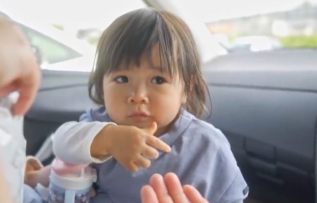 ママ・パパ・ばあばが同時に手を出し「おかしちょーだい！」1歳ベビーはさぁどうする？！！