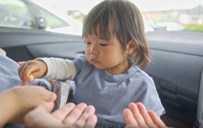 ママ・パパ・ばあばが同時に手を出し「おかしちょーだい！」1歳ベビーはさぁどうする？！！
