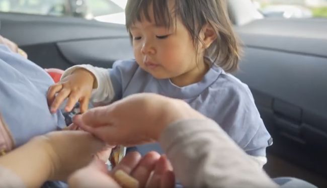 ママ・パパ・ばあばが同時に手を出し「おかしちょーだい！」1歳ベビーはさぁどうする？！！
