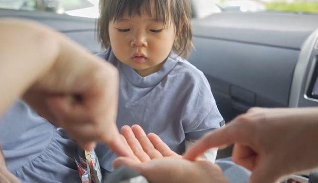 ママ・パパ・ばあばが同時に手を出し「おかしちょーだい！」1歳ベビーはさぁどうする？！！