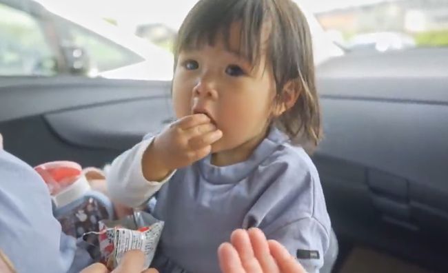 ママ・パパ・ばあばが同時に手を出し「おかしちょーだい！」1歳ベビーはさぁどうする？！！
