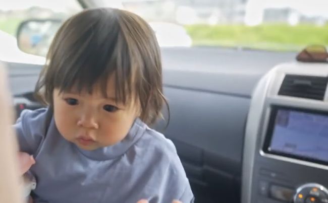 ママ・パパ・ばあばが同時に手を出し「おかしちょーだい！」1歳ベビーはさぁどうする？！！