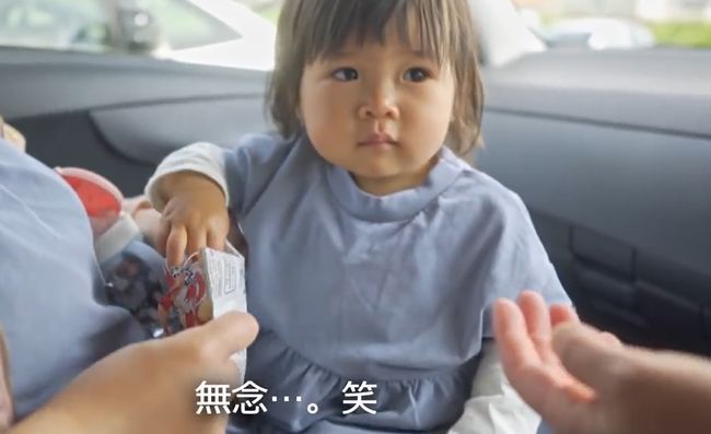 ママ・パパ・ばあばが同時に手を出し「おかしちょーだい！」1歳ベビーはさぁどうする？！！
