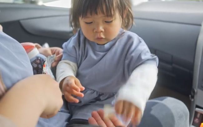 ママ・パパ・ばあばが同時に手を出し「おかしちょーだい！」1歳ベビーはさぁどうする？！！