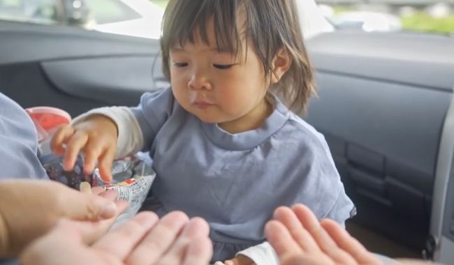 ママ・パパ・ばあばが同時に手を出し「おかしちょーだい！」1歳ベビーはさぁどうする？！！