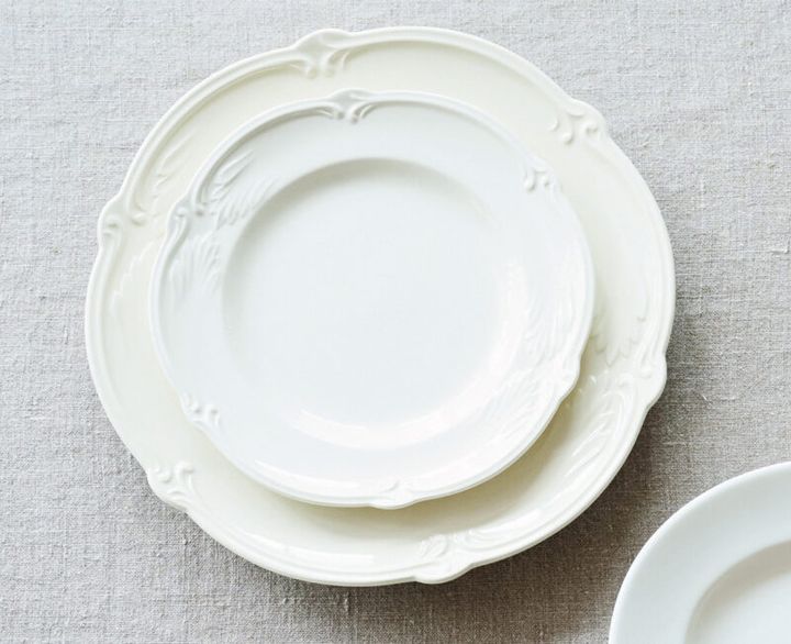 〈ジアン〉のロカイユ・ブラン （上）カナッペプレート￥4,950、（下）デザートプレート￥5,500／ともにジアン