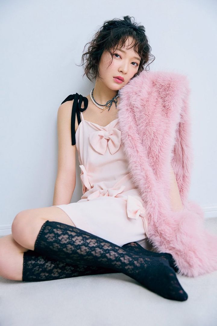 田中芽衣,キャミドレス,ファーストール,ネックレス,カチューシャ,ソックス