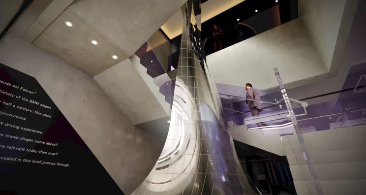 BMWのデザイン言語を具現化した全長約８mのアートピース「ポータル」が設置された螺旋階段。