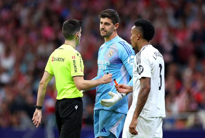 「世界の恥さらし」 レアルGKクルトワへのライター投げつけでアトレティコ戦が中断