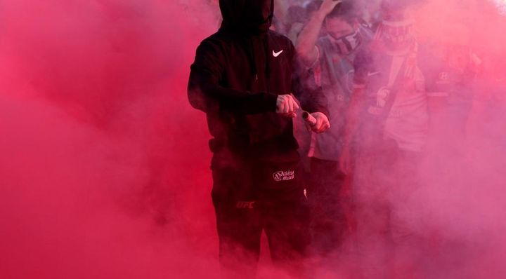 「汚点…サッカーが負けた日」アトレティコ対レアル戦、猿真似に反撃したファンがスタジアムから追放